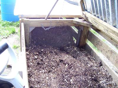 Looking Inside Vermicomposter